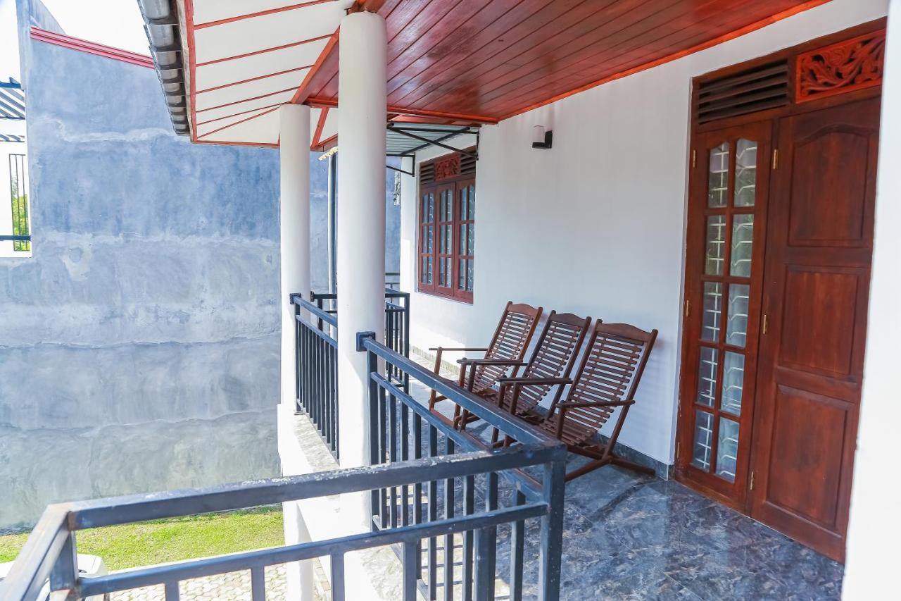 Lakeside Villa Anuradhapura Bagian luar foto